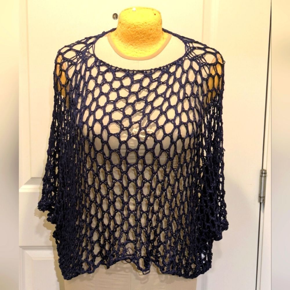 3/$30 GUC Three Hearts OS Made in Italy Open Weave Navy Blue Top